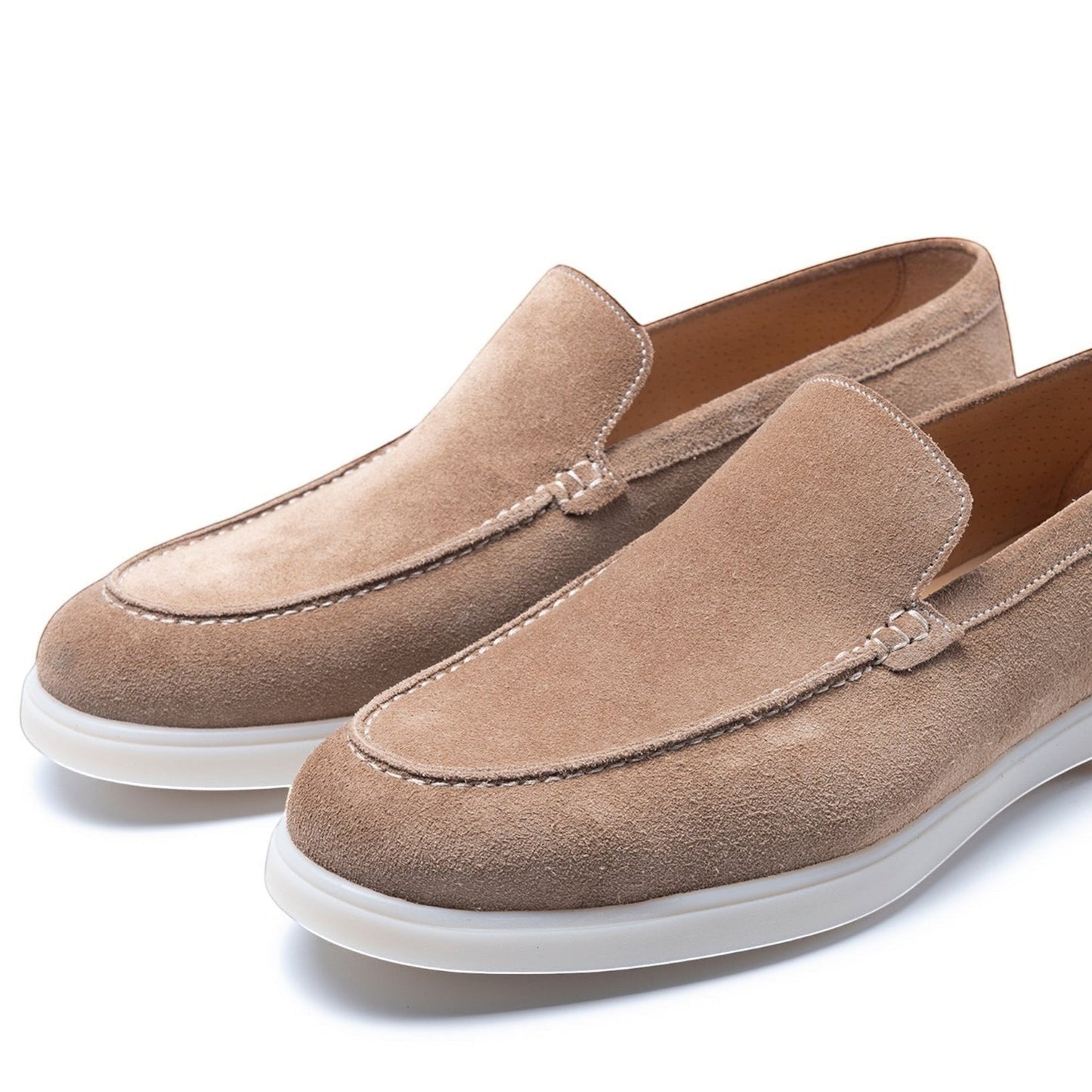 Mocasines TLB Mallorca modelo 2009 en ante color New Tan con puntera tipo delantal y suela de goma blanca ligera.