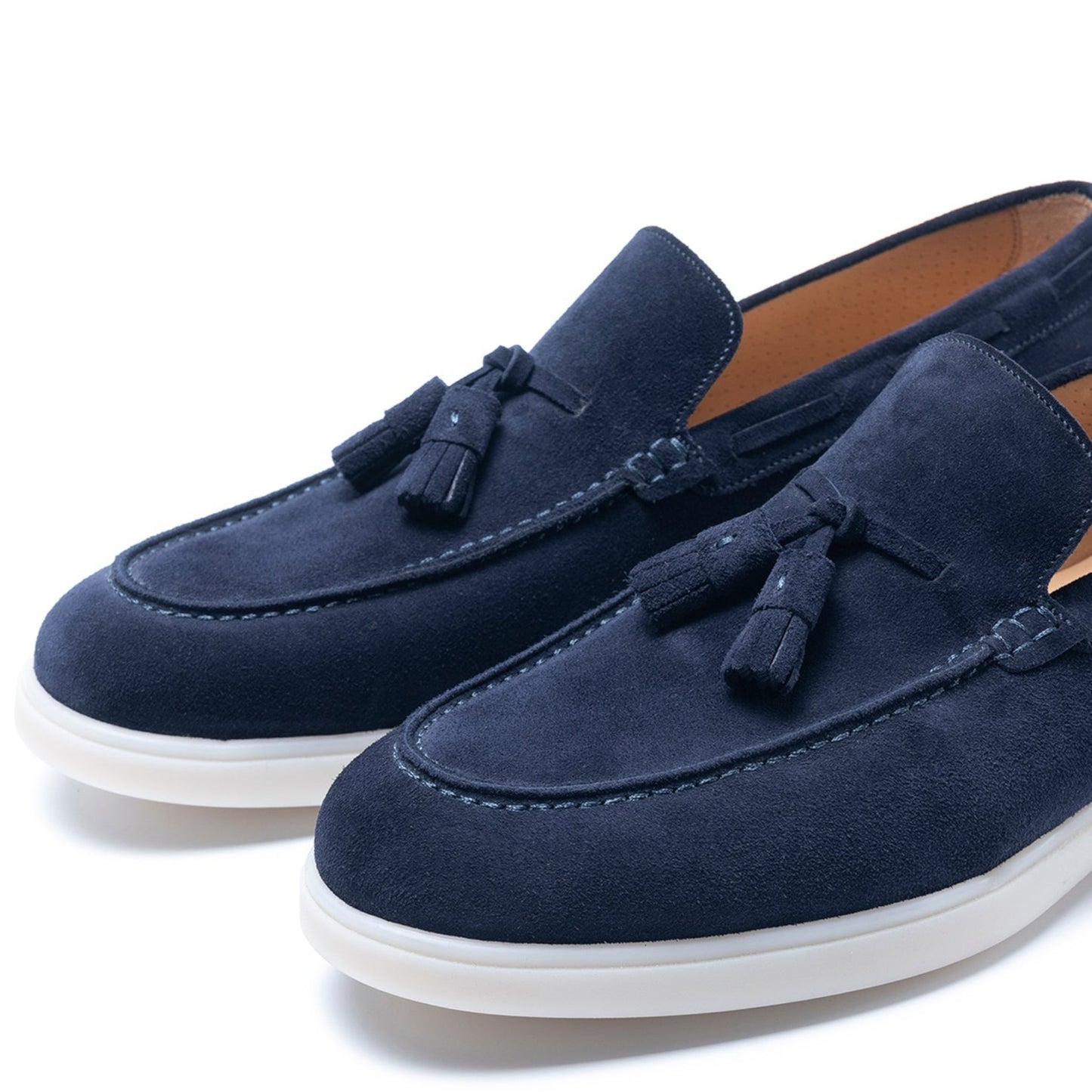 Mocasines con borlas TLB Mallorca en ante azul marino con suela de goma blanca y construcción Blake