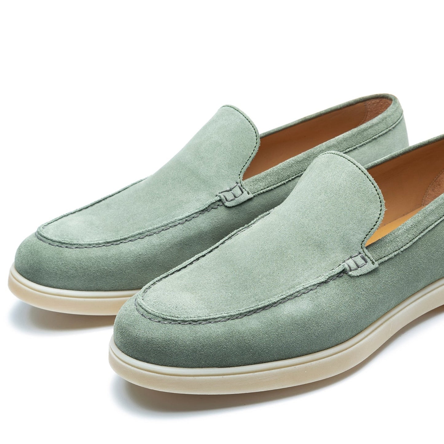 Mocasines TLB Mallorca modelo 2009 en ante color oliva con puntera tipo delantal y suela de goma ligera.