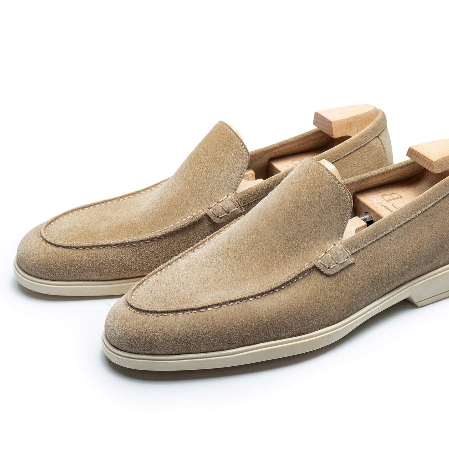 TLB Mallorca loafers de ante color tan con suela de goma flexible y pespuntes visibles. Calzado artesanal para hombre. Lifestyle