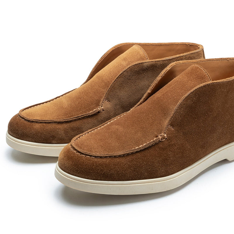 TLB Mallorca botines de ante marrón con mocasín y suela de goma, ideales para el día a día.