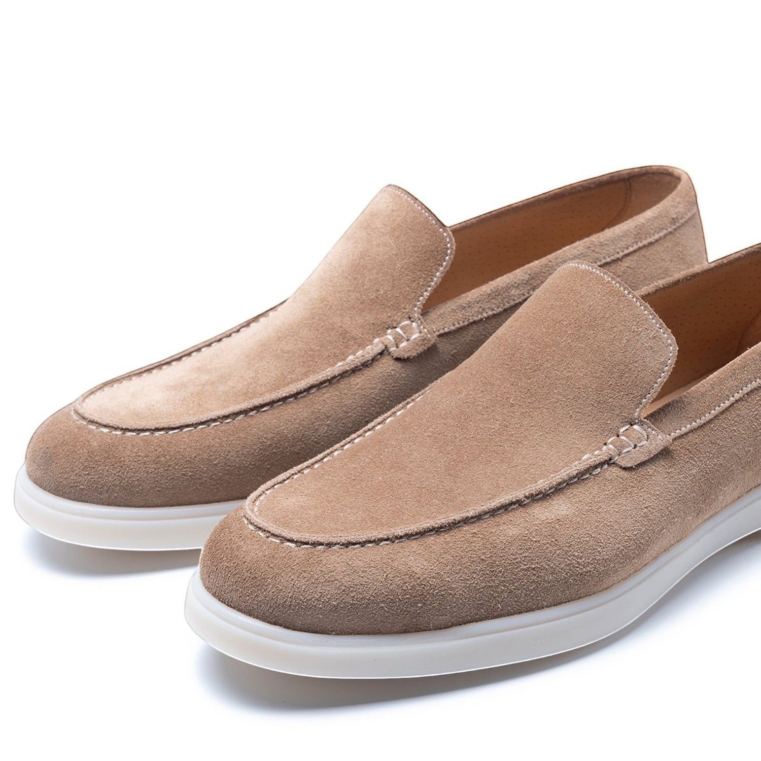Mocasines TLB Mallorca modelo 2009 en ante color New Tan con puntera tipo delantal y suela de goma blanca ligera.