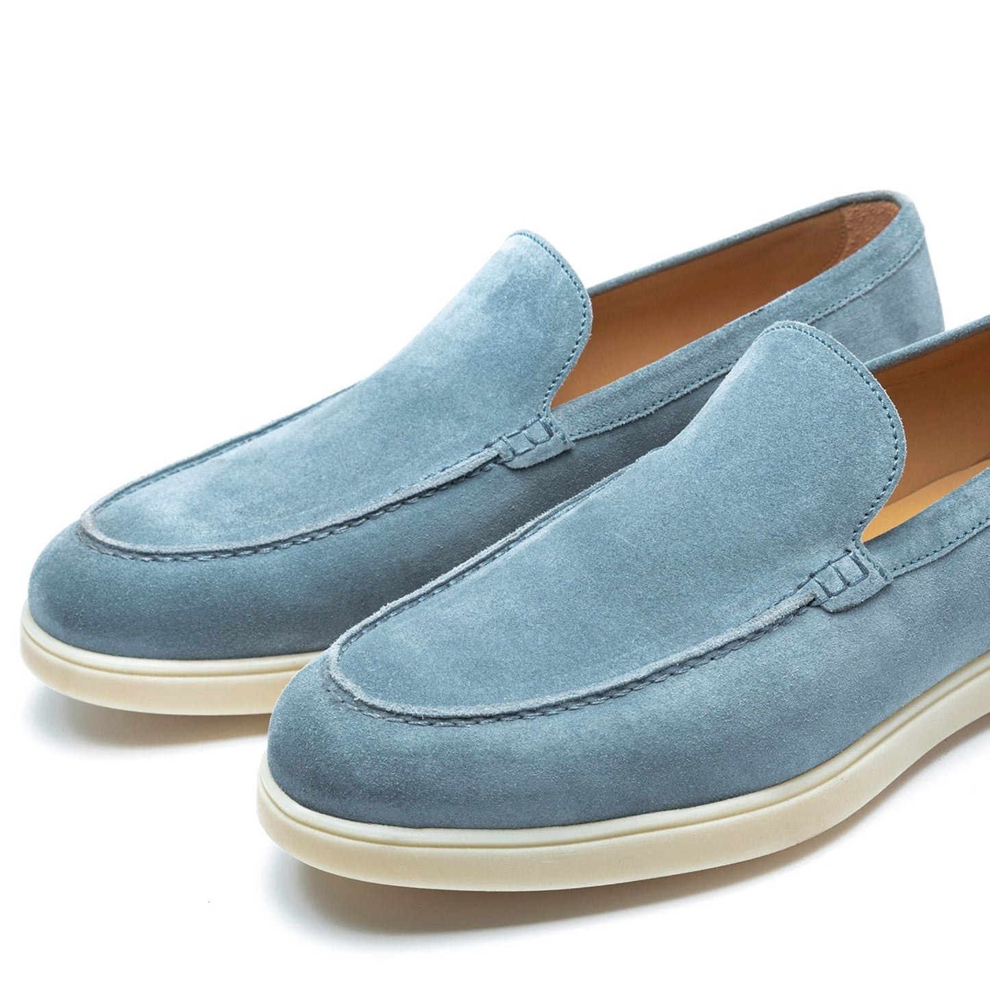 Mocasines TLB Mallorca modelo 2009 en ante azul con puntera tipo delantal y suela de goma ligera para mayor confort.