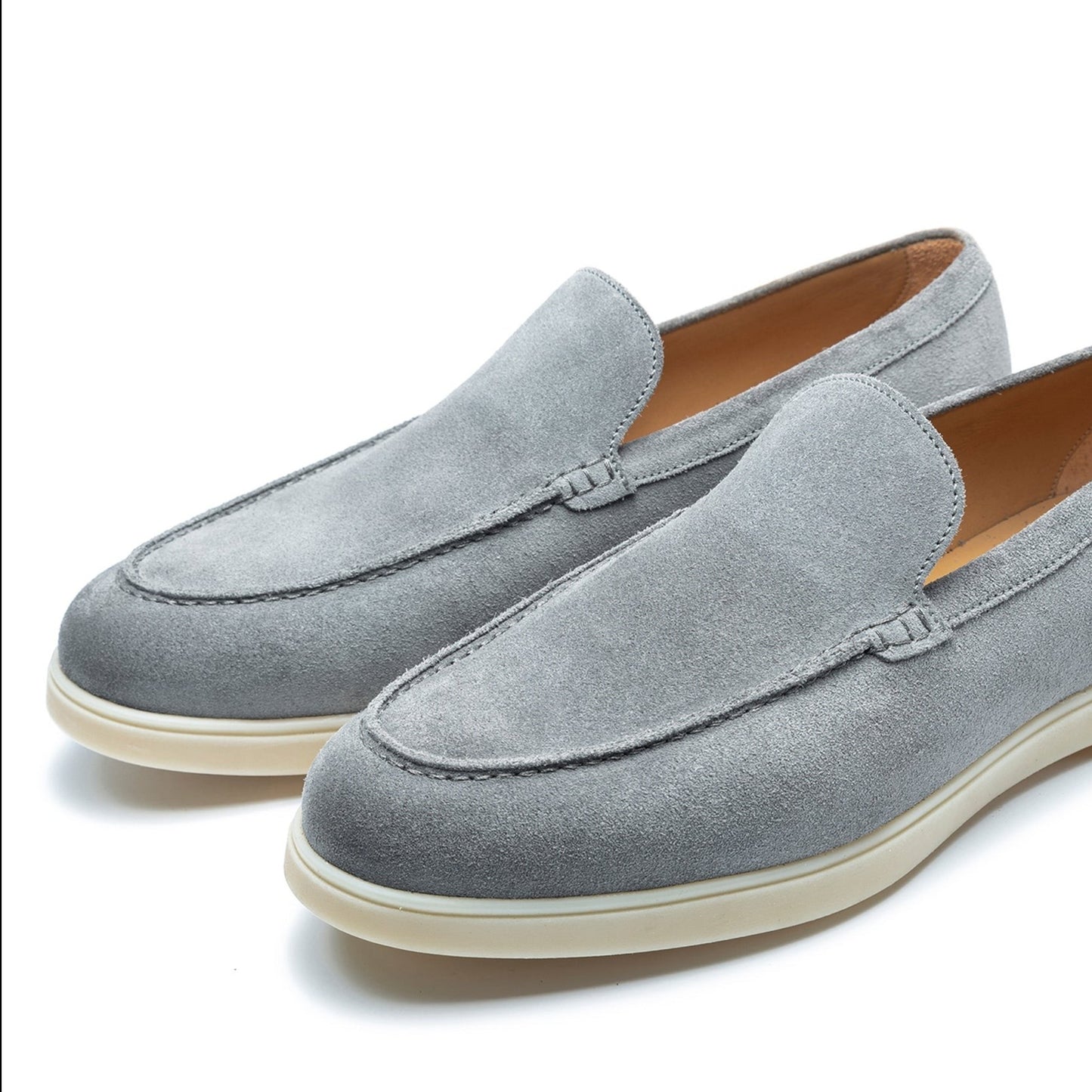 Mocasines TLB Mallorca modelo 2009 en ante color Fumo con puntera tipo delantal y suela de goma ligera.
