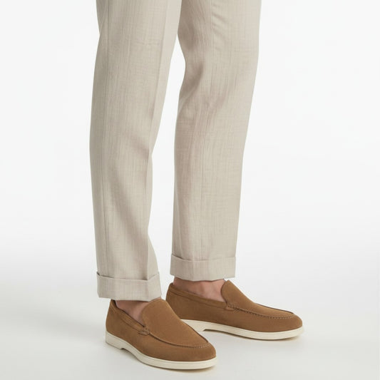 TLB Mallorca mocasines de ante marrón con suela de goma blanca, ideales para el día a día.