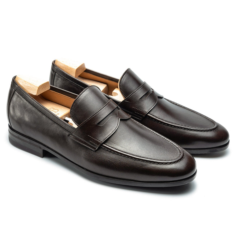Mocasines penny loafer TLB Mallorca 2034 en piel Funchal marrón con suela de goma ligera y construcción Sacchetto.