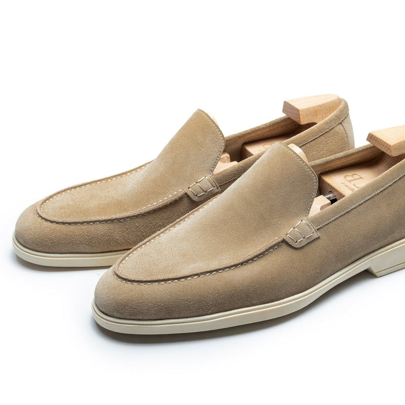 TLB Mallorca loafers de ante color tan con suela de goma flexible y pespuntes visibles. Calzado artesanal para hombre. Lifestyle