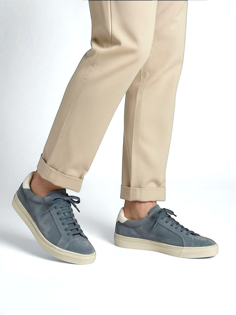 Zapatillas deportivas TLB Mallorca S2 de ante azul con suela de goma blanca y detalles blancos en el talón.
